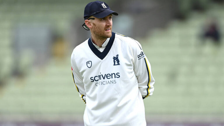 Warwickshire Seize Control Against Yorkshire in County Championship