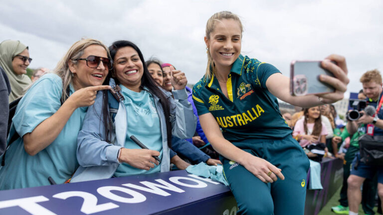Molineux urges Australia to play with freedom in bid to reclaim title